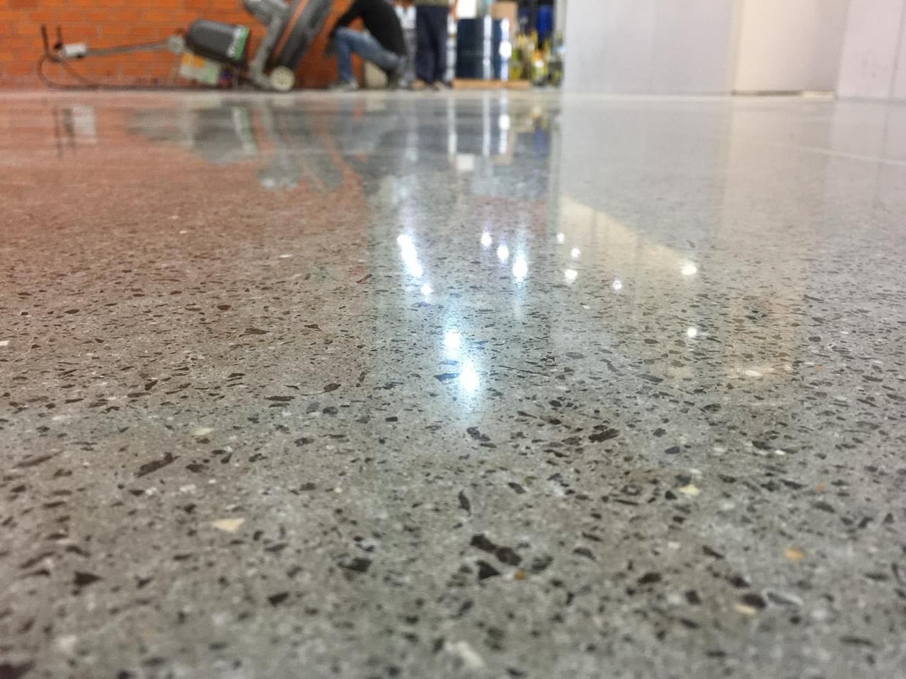Piso de concreto polido com alto brilho