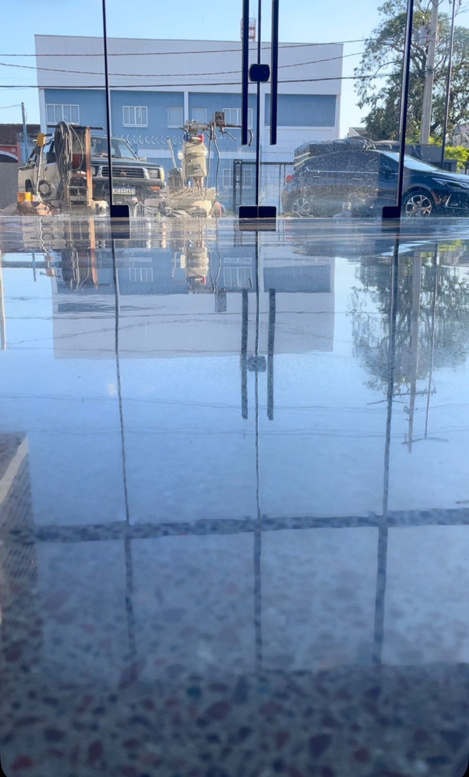 Piso comercial com acabamento espelhado